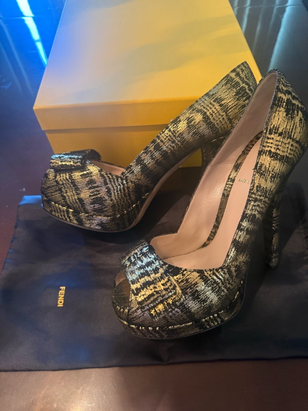 Fendi Spuntata Bow Pump - Picture 2 of 4